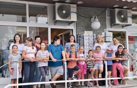 CS 19 08 2026 Gruppenfoto vor der Apotheke