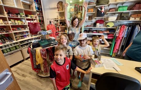 CS Weltladen 2026 Angelika mit Kindern im Weltladen